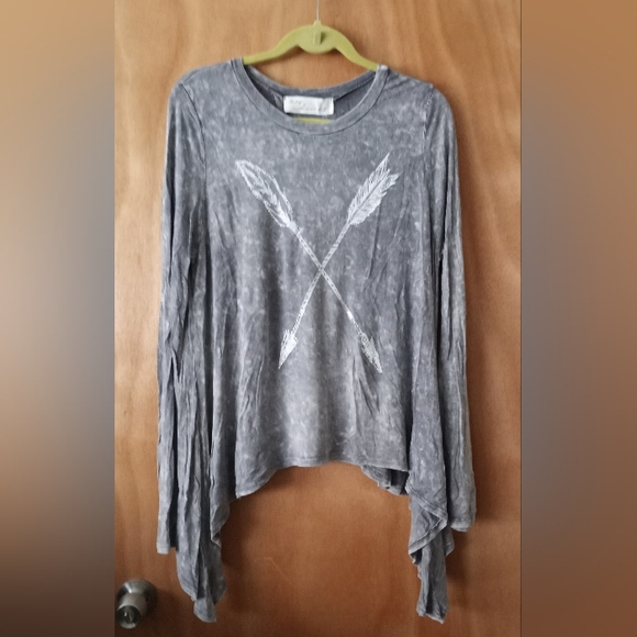 NWT Vintage Havana Grey Front Arrow Design Split Back Pullover Size Medium - Picture 2 of 7